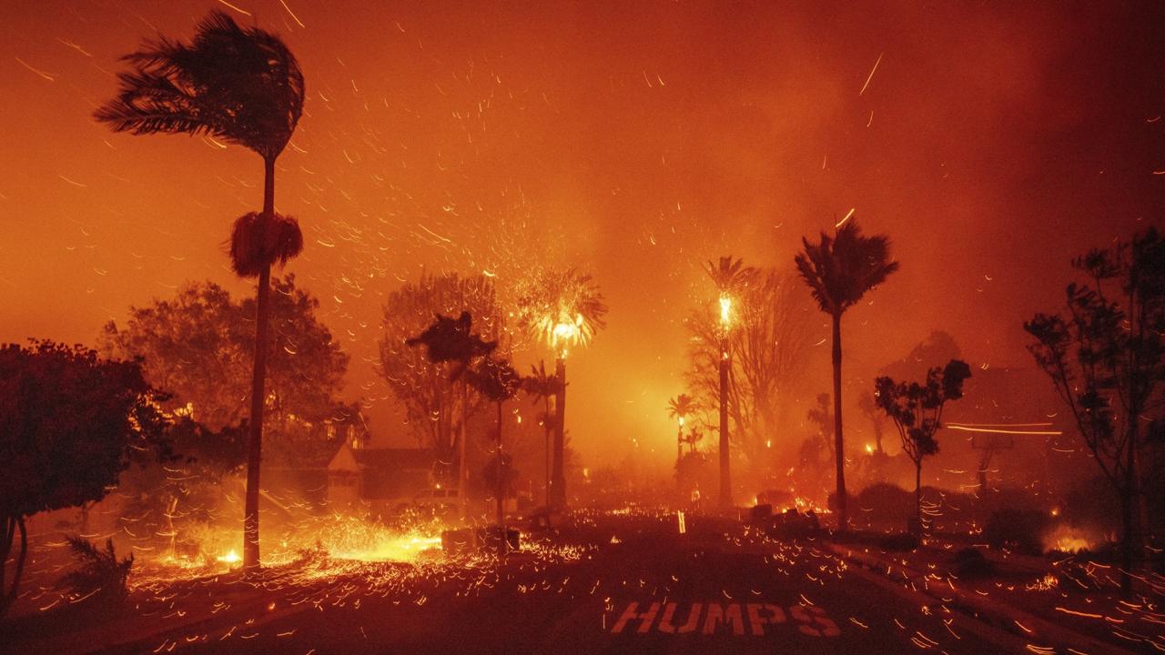 Na snímke lesný požiar, ktorý zachvátil štvrť Pacific Palisades v meste Los Angeles v americkom štáte Kalifornia v utorok 7. januára 2025. winds in the Pacific Palisades neighborhood of Los Angeles, Tuesday, Jan. 7, 2025. (AP Photo/Ethan Swope)