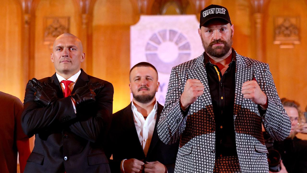 Oleksandr Usyk a Tyson Fury v jednom z posledných staredownov pred odvetou.