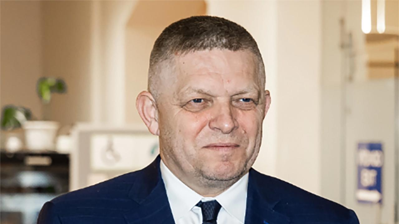 Robert Fico nie je jediný adept na zmenu - rieši v komentári Karol Lovaš. Je podľa neho nádejné pochopiť, že odchod jednotlivca nikdy nezmení celok. To celok môže zmeniť jednotlivca. Nie však verejnými súdmi. Ani odsudkami.