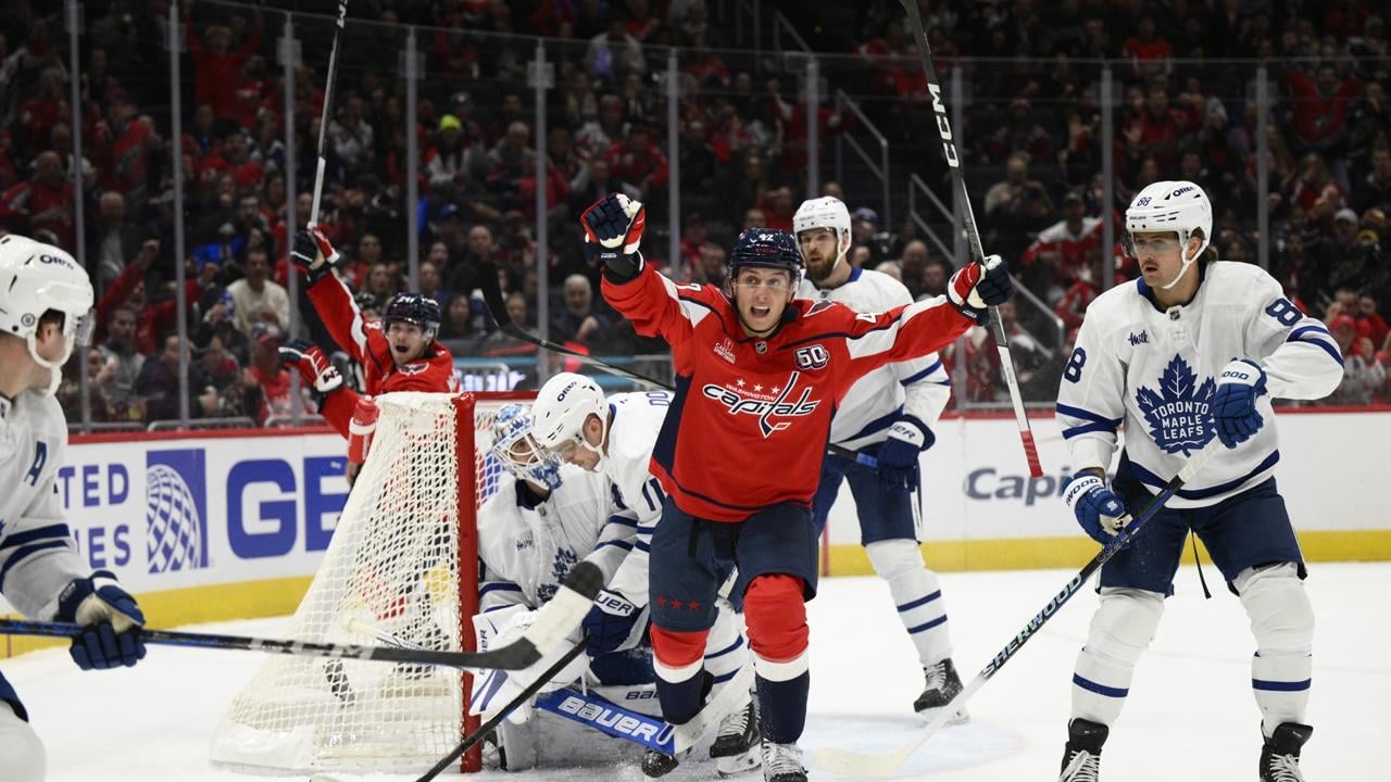 Slovenský hokejista v drese Washingtonu Capitals  Martin Fehérváry (uprostred) sa takto túto sezónu z gólu ešte netešil.