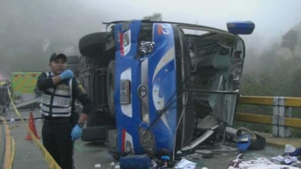 Pád minibusu do rokliny si vyžiadal najmenej desať obetí