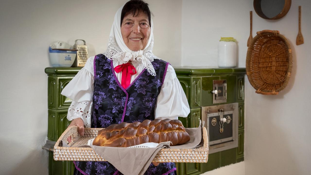 Pečenie tradičných vianočných koláčov v pohraničnej obci Makov. Na snímke je príprava vianočky. 