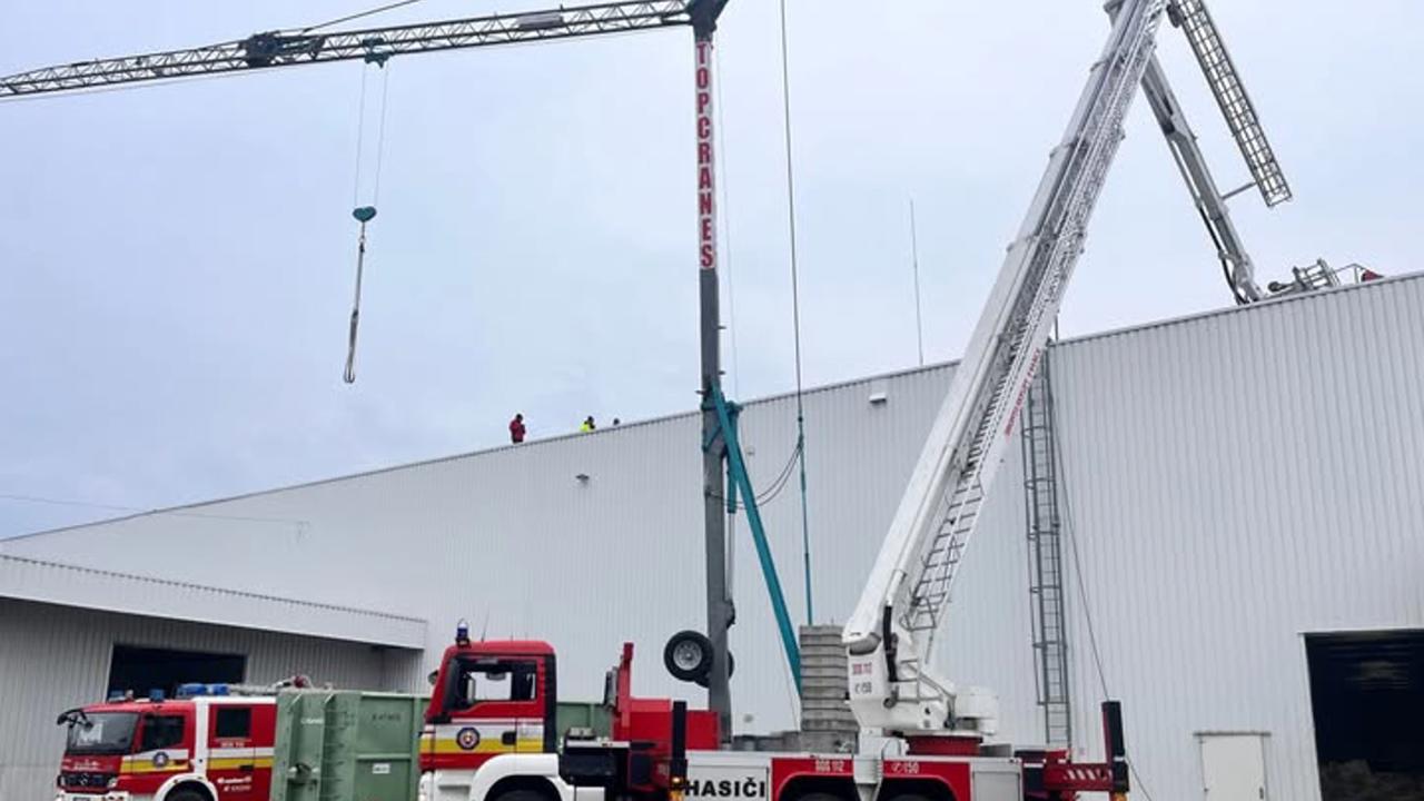 Hasiči zasahovali v Lozorne, kde bola na streche osoba v bezvedomí
