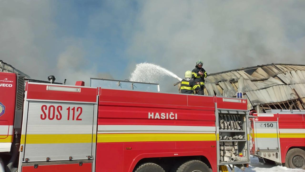 Hasiči z Čadce v nedeľu popoludní zasahujú pri požiari rodinného domu v obci Ochodnica v okrese Kysucké Nové Mesto. Informovalo o tom operačné stredisko Krajského riaditeľstva Hasičského a záchranného zboru (HaZZ) v Žiline. (Ilustračné foto)