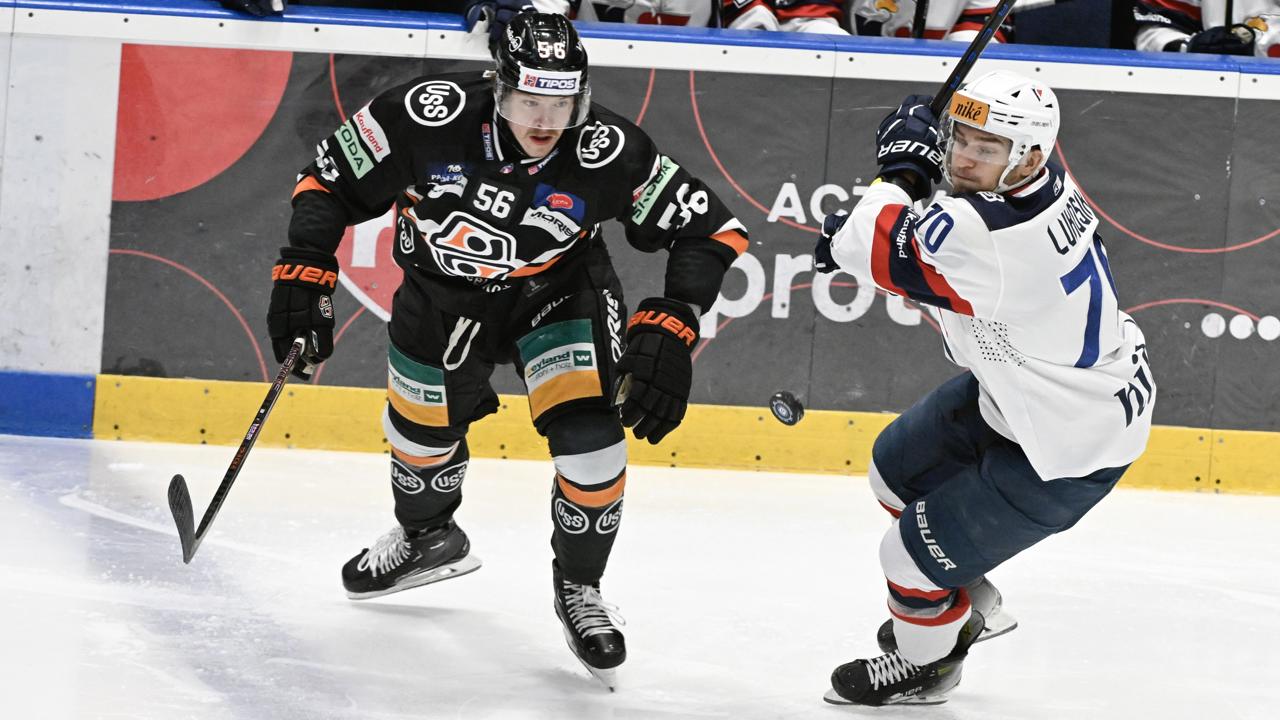 Na snímke vpravo Adam Lukošík (Slovan) a vľavo Maxwell Gildon (Košice) v 22. kole Tipos extraligy HC Slovan Bratislava - HC Košice v nedeľu 24. novembra 2024 v Bratislave. FOTO TASR - Pavel Neubauer

 