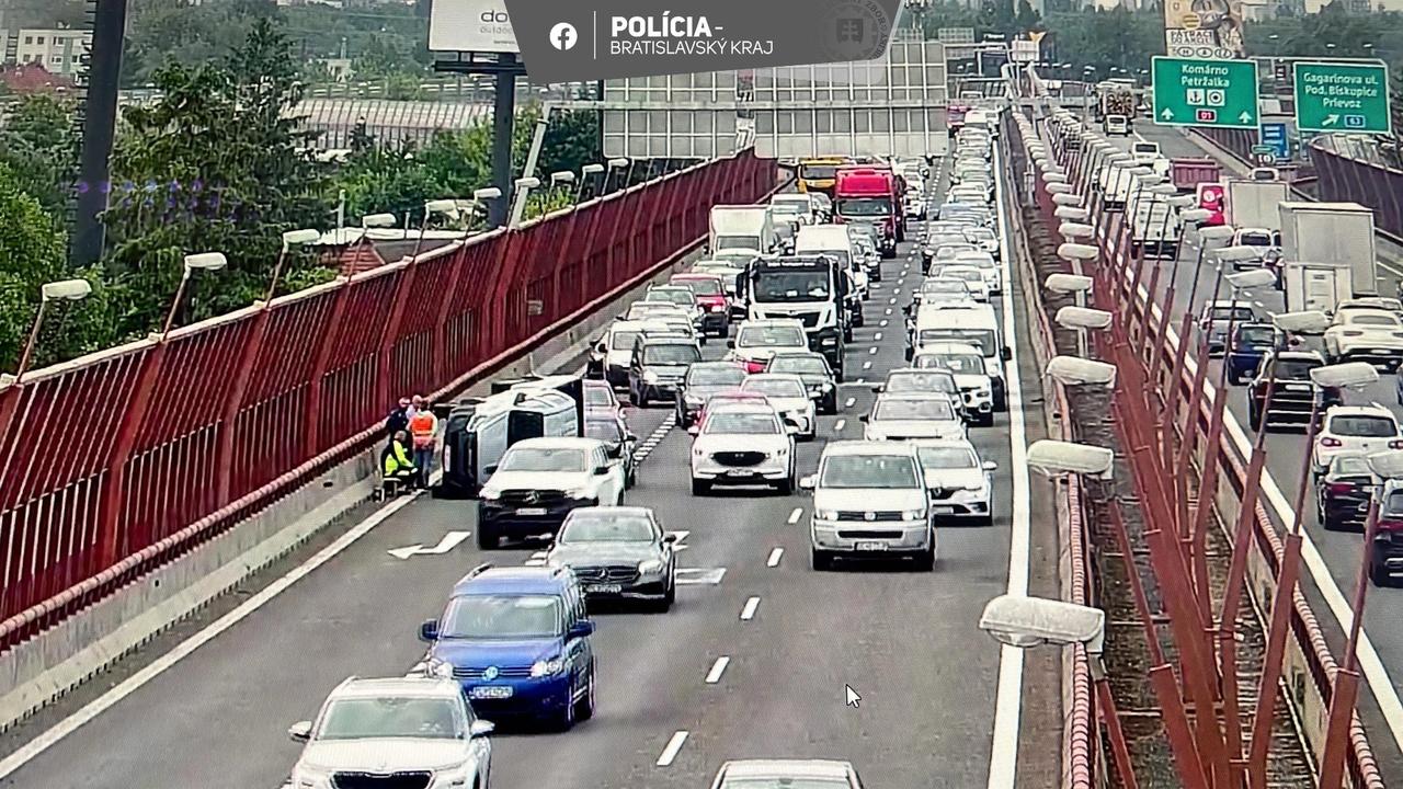 Polícia: Na diaľnici D1 v smere na Senec sa stala nehoda, tvoria sa kolóny
