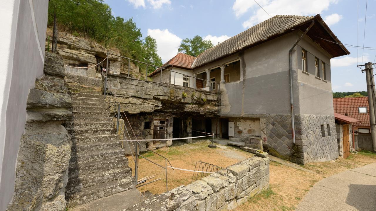 Vysunutou expozíciou Tekovského múzea (TM) v Leviciach sú Skalné obydlia (na snímke), ktoré sa nachádzajú v obci Brhlovce v okrese Levice a sú európskym unikátom.