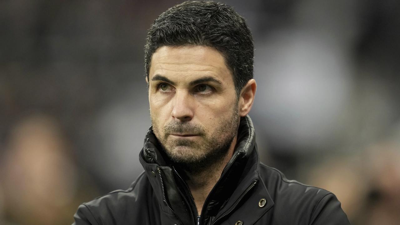 AZ33 Newcastle - Tréner Arsenalu Mikel Arteta sa pozerá na svoj tím pred odvetou semifinále anglického Ligového pohára Newcastle United - FC Arsenal v meste Newcastle 5. februára 2025. FOTO TASR/AP

Arsenal's manager Mikel Arteta watches his team during the English League Cup soccer match between Newcastle United and Arsenal at St. James' Park stadium in Newcastle, England, Wednesday, Feb. 5, 2025.(AP Photo/Jon Super)