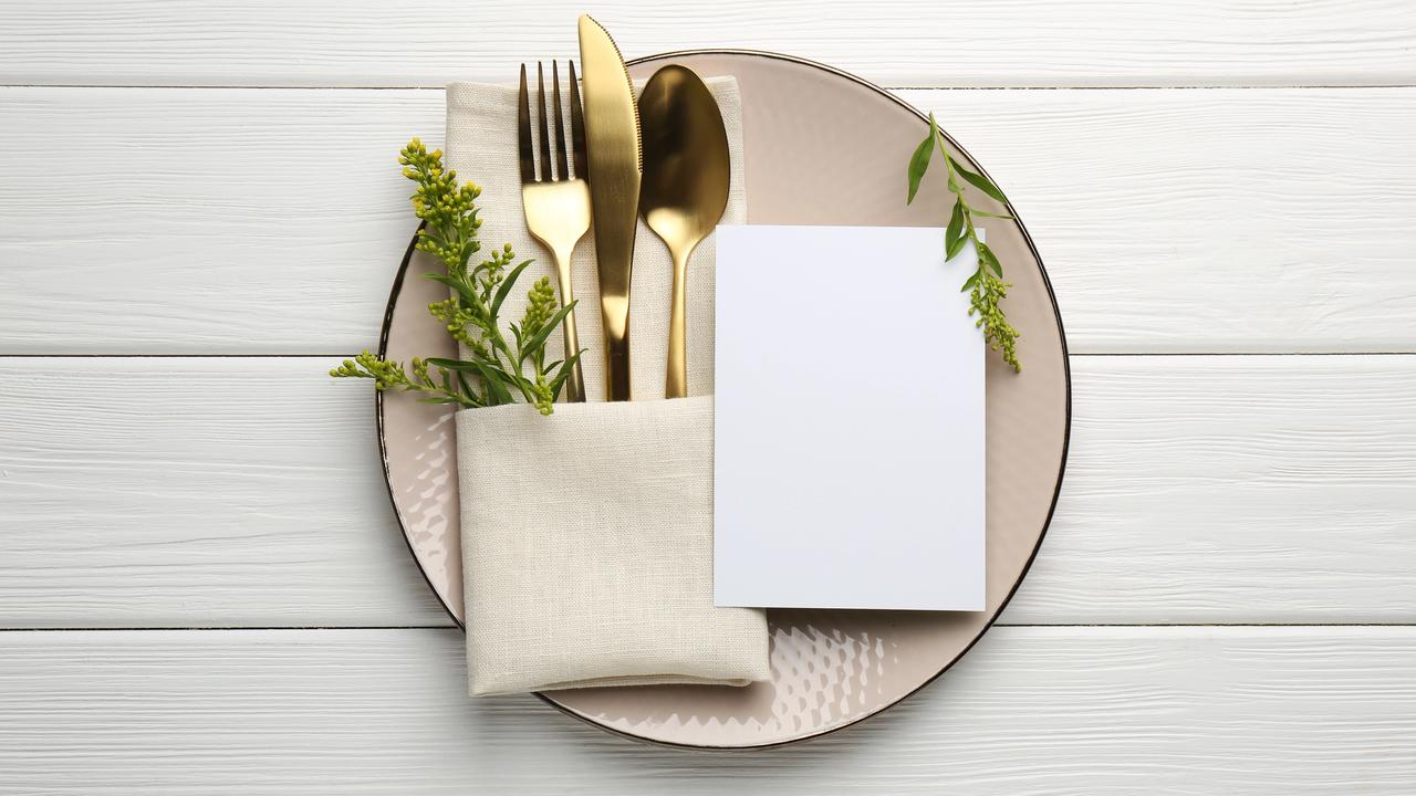 Obrúsok zložený v tvare "pocket fold napkin“.
