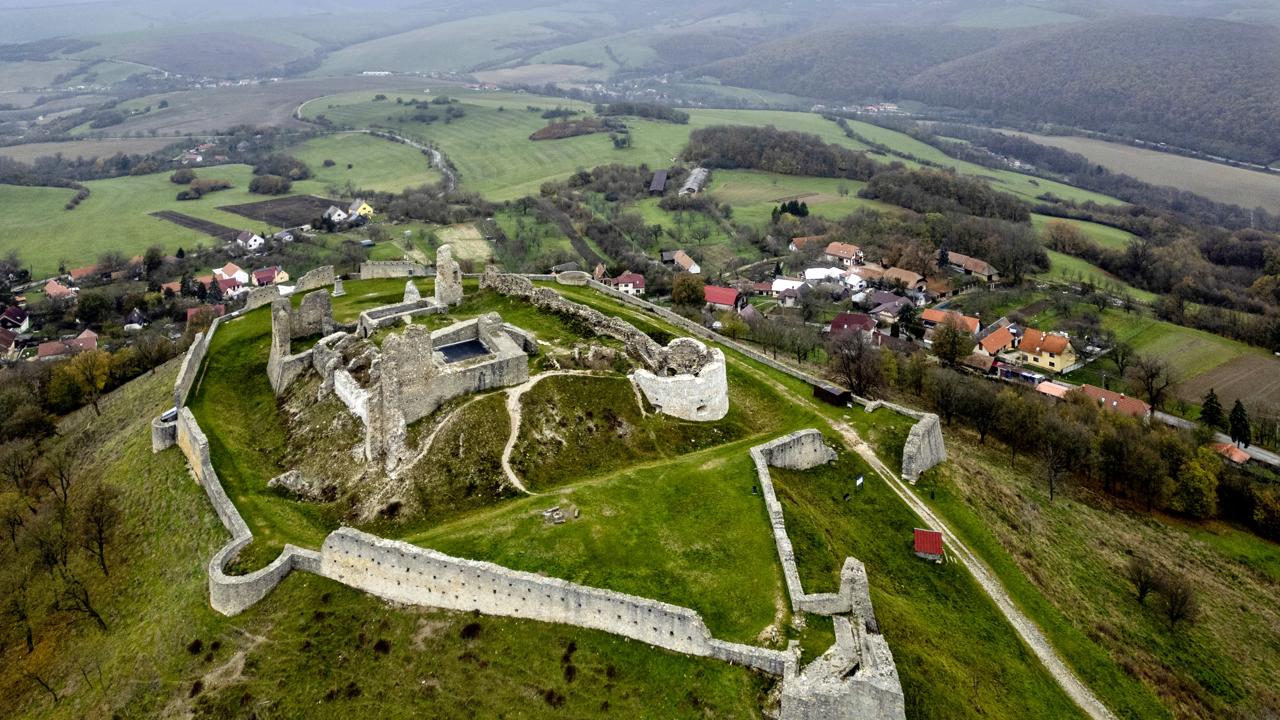 Krajine dominuje mohutný hrad Branč, ktorý historici nadľahčene volajú Spišský hrad západného Slovenska.