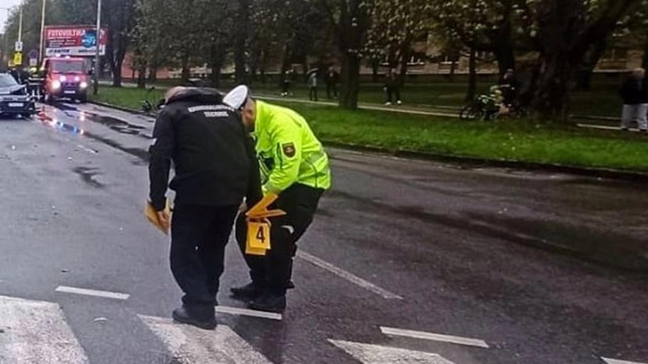 Na snímke miesto tragickej nehody v Prešove, pri ktorej zomrel vodič osobného auta a ďalší ľudia sa zranili.