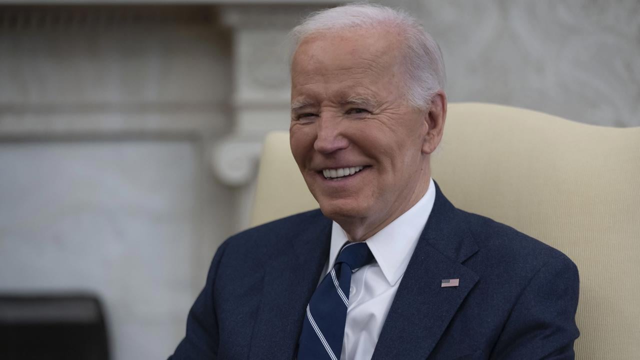 WA 24 Washington - Americký prezident Joe Biden sa usmieva počas stretnutia s cyperským prezidentom Nikosom Christodulidisom v Oválnej pracovni Bieleho domu vo Washingtone v stredu 30. októbra 2024. FOTO TASR/AP 


President Joe Biden meets with President of Cyprus Nikos Christodoulides in the Oval Office of the White House in Washington, Wednesday, Oct. 30, 2024. (AP Photo/Ben Curtis)