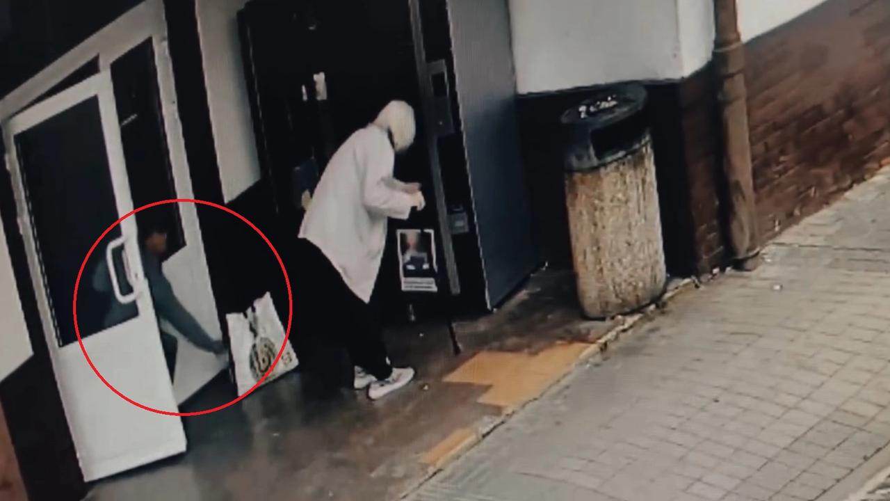 Zlodej využil nepozornosť seniorky.
