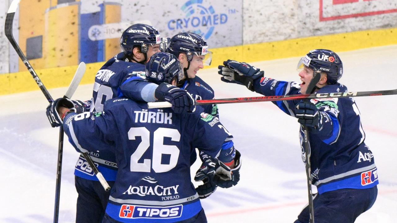 Na snímke radosť hráčov Popradu po úvodnomm góle v 22. kole Tipos extraligy medzi HC Nové Zámky a HK Poprad 24. novembra 2024 v Nových Zámkoch. FOTO TASR - Henrich Mišovič