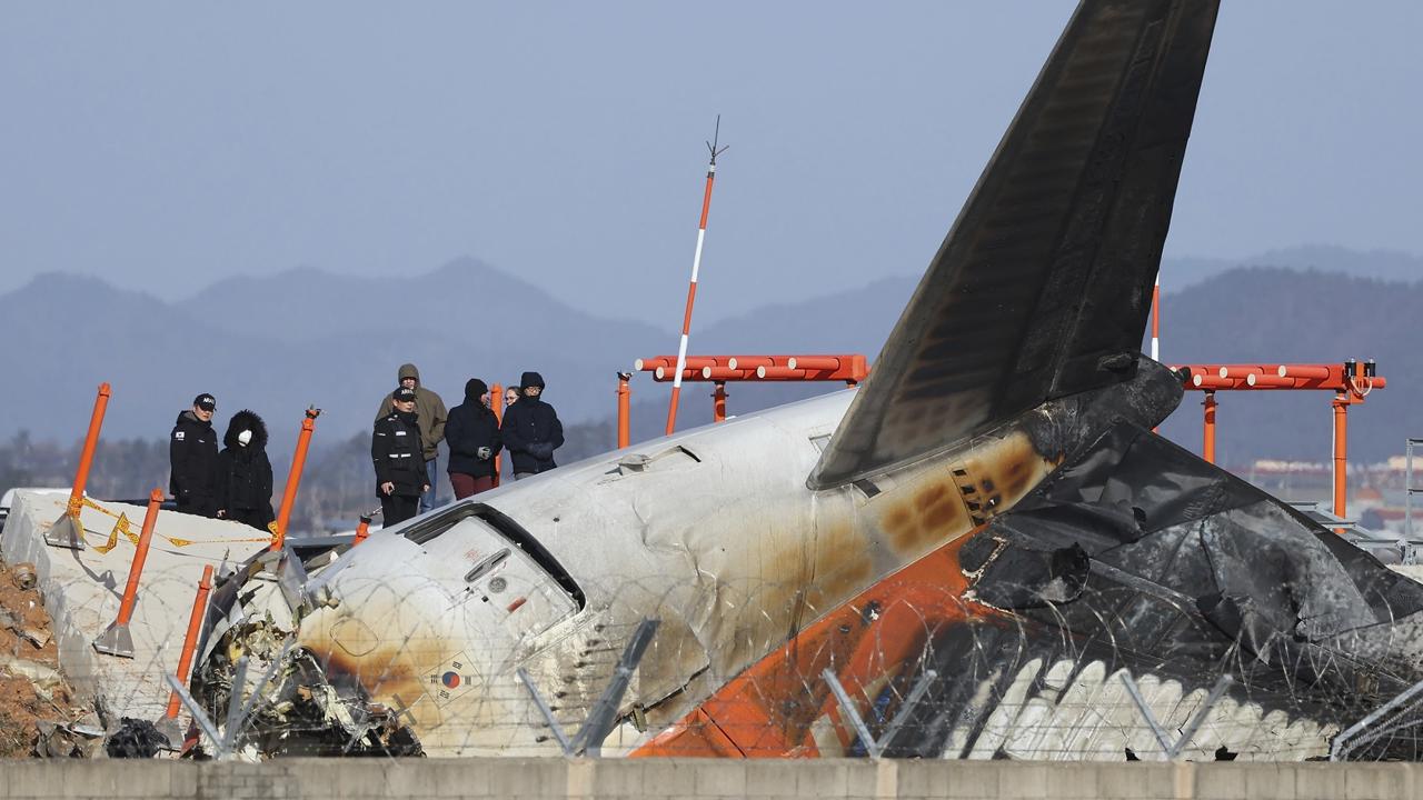 JB 16 Muan - Americkí dopravní experti z NTSB a spoločný vyšetrovací tím USA a Južnej Kórey kontrolujú miesto nedeľňajšej leteckej nehody, ktorá si vyžiadala 179 obetí, na juhokórejskom medzinárodnom letisku Muan 31. decembra 2024. Úrady predbežne identifikovali pozostatky 174 zo 179 osôb, ktoré zahynuli 29. decembra pri havárii lietadla juhokórejských aerolínií Jeju Air, uviedlo v utorok ministerstvo pôdohospodárstva. TASR o tom informuje podľa správy agentúry Jonhap.       Ministerstvo počas brífingu pre rodiny obetí na medzinárodnom letisku Muan ozrejmilo, že ešte stále preveruje totožnosť zvyšných piatich obetí. FOTO TASR/AP

Experts from the U.S. National Transportation Safety Board (NTSB) and joint investigation team between the U.S. and South Korea check the site of a plane crash at Muan International Airport in Muan, South Korea, Tuesday, Dec. 31, 2024. (Son Hyung-joo/Yonhap via AP)