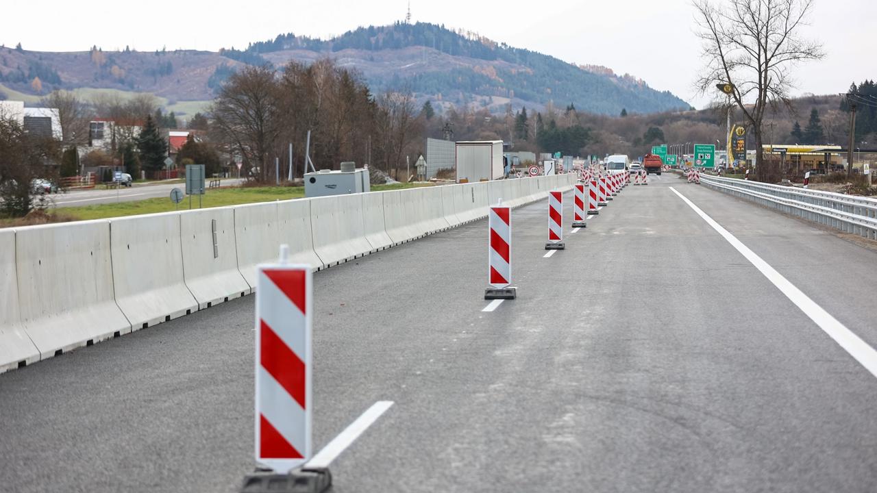 Ilustračný obrázok. Na snímke stavebné práce na stavbe D1 Hubová - Ivachnová vo štvrtok 21. novembra 2024 pri obci Hubová v okrese Ružomberok.