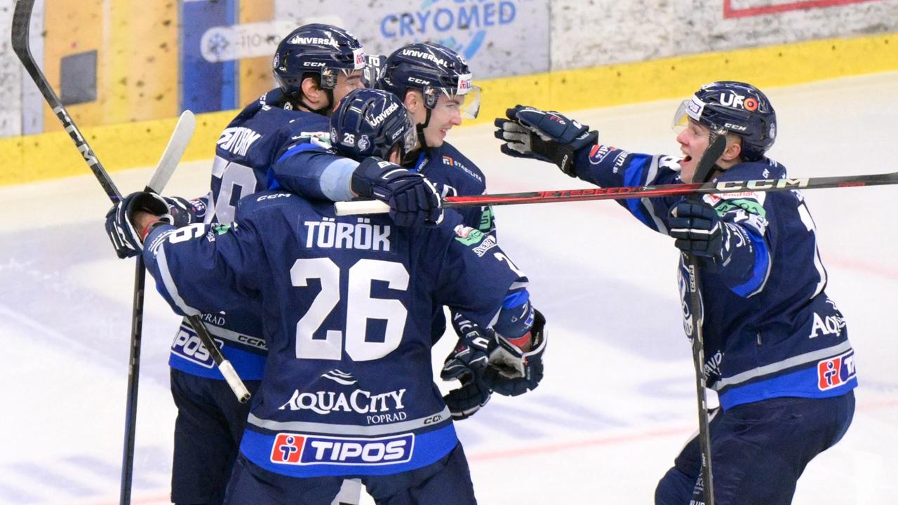 Na snímke radosť hráčov Popradu po úvodnomm góle v 22. kole Tipos extraligy medzi HC Nové Zámky a HK Poprad 24. novembra 2024 v Nových Zámkoch. FOTO TASR - Henrich Mišovič