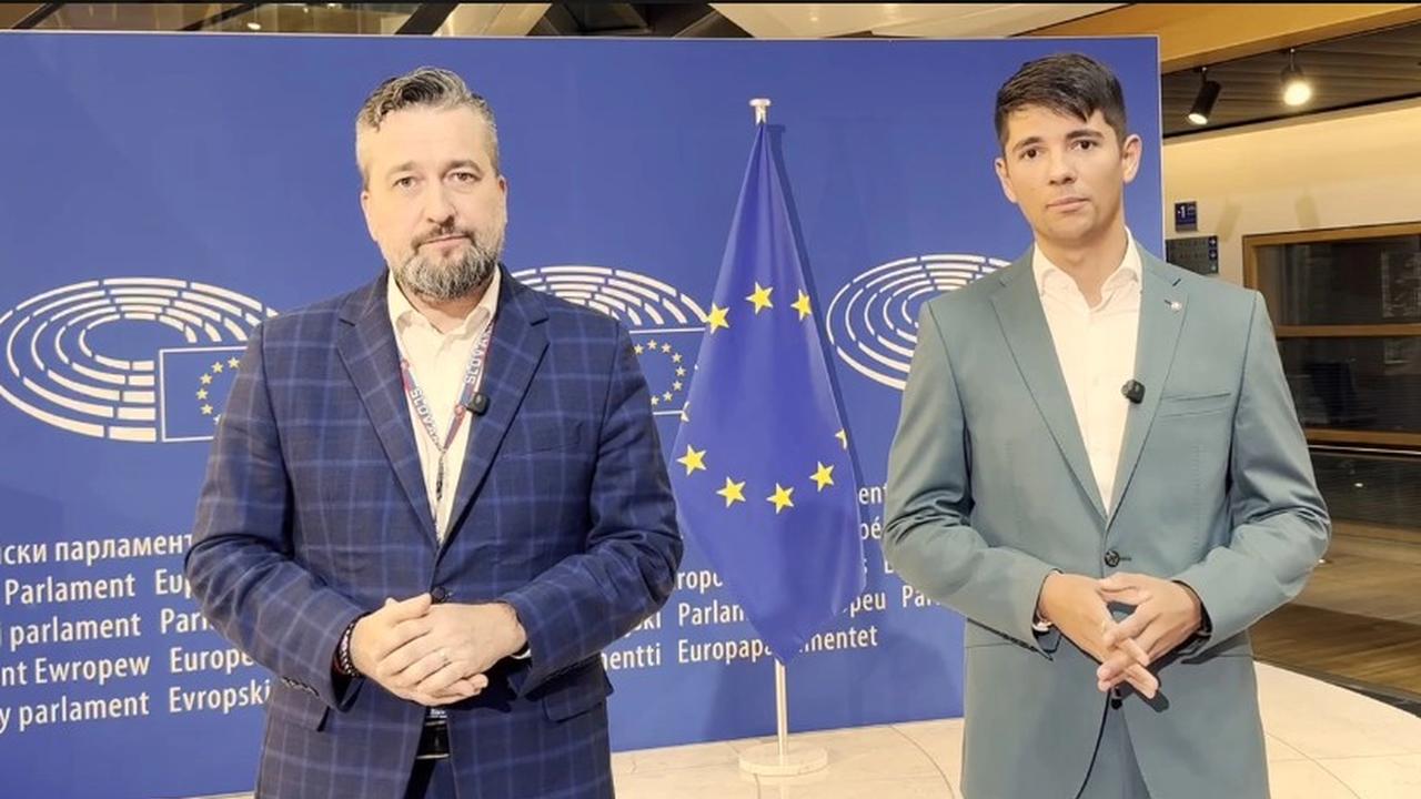 Ľuboš Blaha a Erik Kaliňák vo videu z Európskeho parlamentu odkázali šéfovi Volkswagenu, že za prepustenie robotníka a propagáciu dúhovej ideológie ponesie dôsledky.