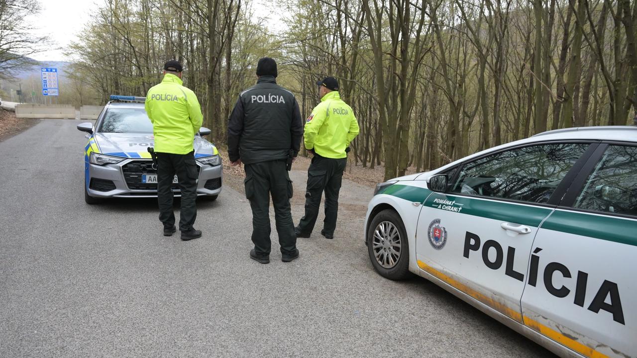 Snímka zo slovensko-maďarského hraničného priechodu Kechnec – Abaujvár 8. apríla 2025, ktorý je uzavretý v rámci opatrení pre šírenie slintačky a krívačky (SLAK) od 8. apríla 2025. FOTO TASR – František Iván