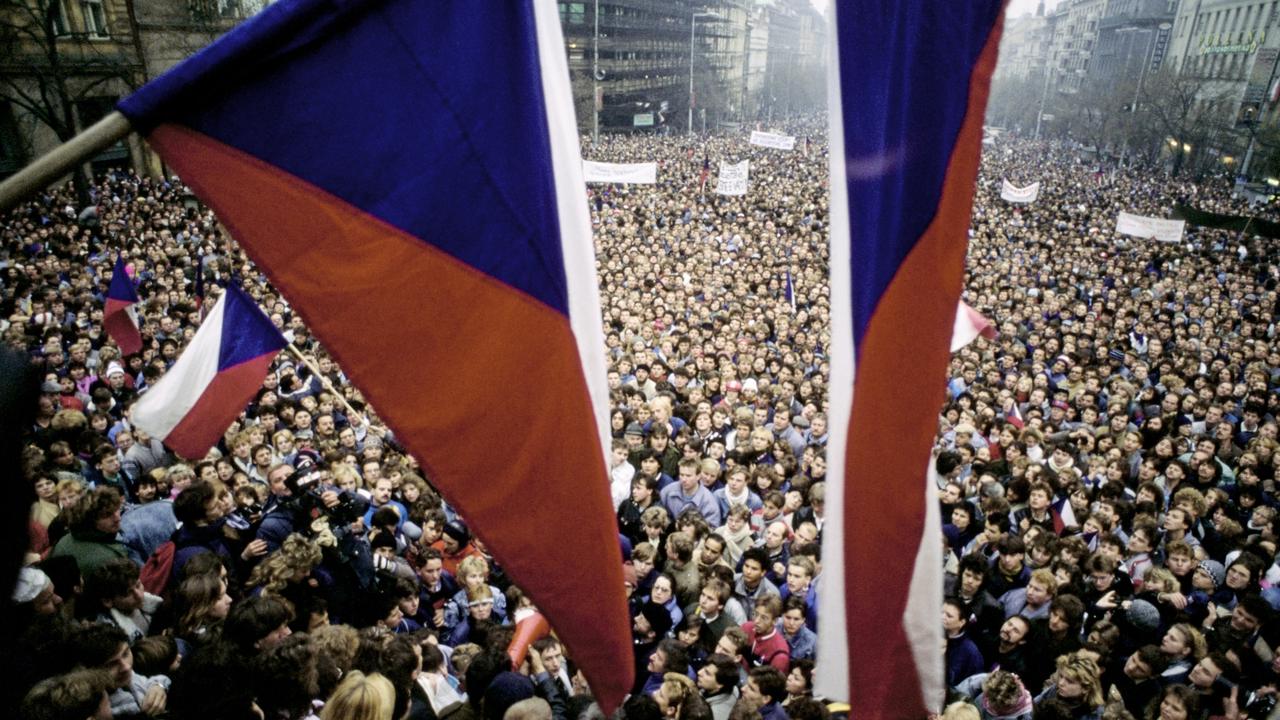 Prvé protestné zhromaždenia sa v novembri 1989 zišli na Václavskom námestí v Prahe.