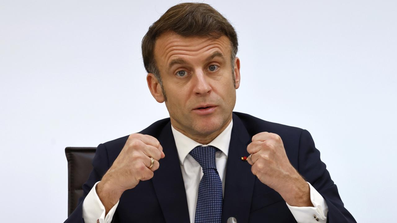 WA 21 Paríž - Francúzsky prezident Emmanuel Macron gestikuluje počas prejavu na medzinárodnej konferencii o Sýrii v Paríži vo štvrtok 13. februára 2025. FOTO TASR/AP
France's President Emmanuel Macron gestures as he delivers a speech during the International Conference on Syria at the Ministerial Conference Center, in Paris, France, Thursday, Feb. 13, 2025. (Ludovic Marin, Pool Photo via AP)