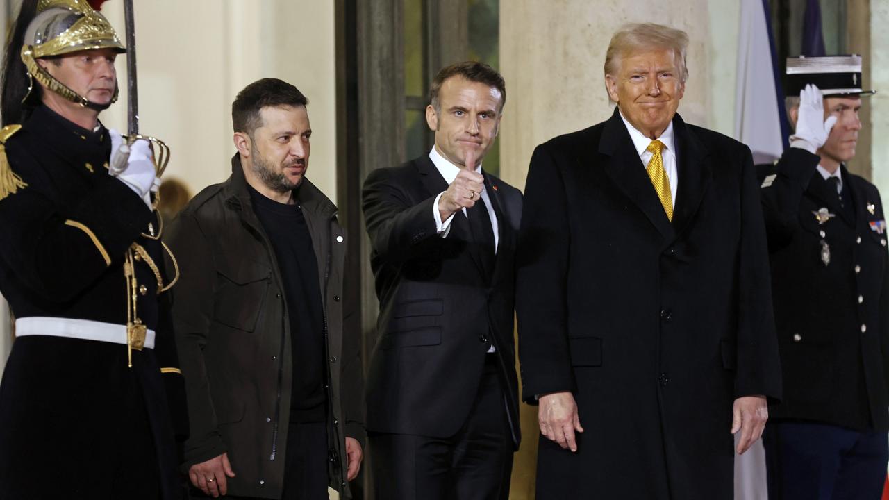 V Elyzejskom paláci všetci traja politici - Trump, Macron aj Zelenskyj - pózovali pre fotografov.