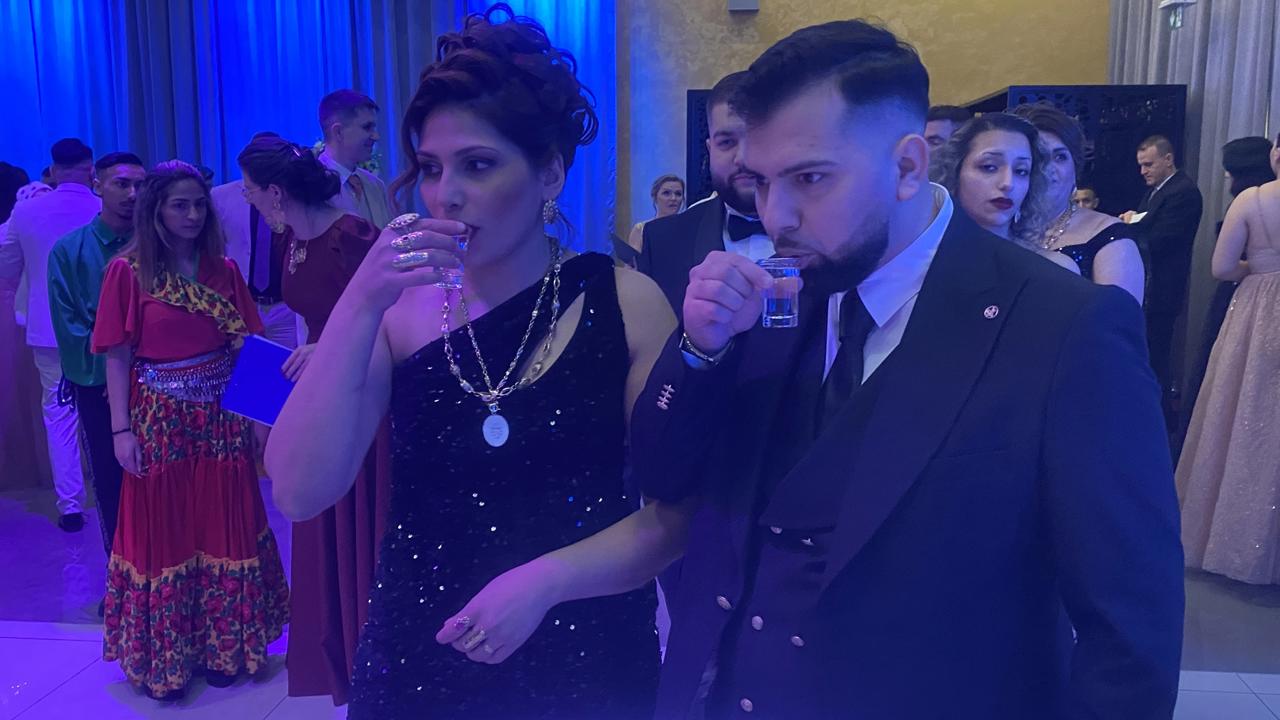 Vítanie hostí štamperlíčkom a kúskom chleba. 