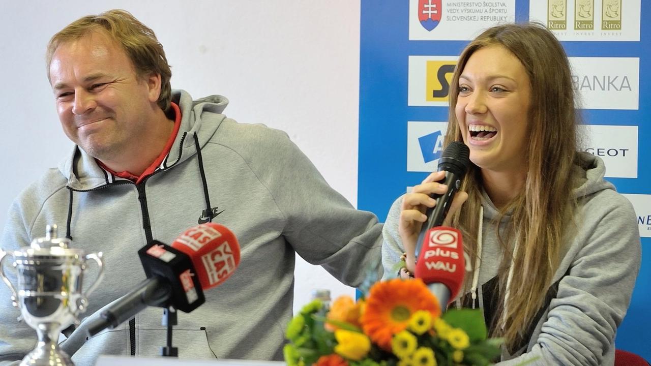 Tréner Ján Studenič a tenistka Tereza Mihalíková počas tlačovej konferencie Slovenského tenisového zväzu (STZ) s juniormi a ich trénermi po návrate z Australian Open. 