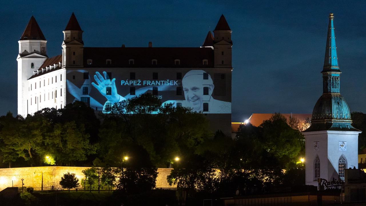 Východná strana Bratislavského hradu bola v deň pohrebu pápeža Františka od 21:00 h na znak úcty nasvietená jeho podobizňou.