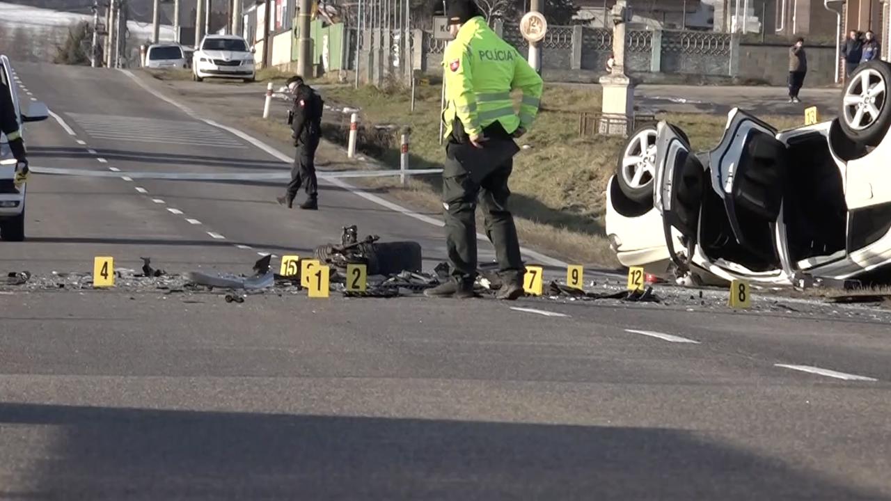 Tragická nehoda sa stala na druhý sviatok vianočný, krátko pred 11-tou hodinou dopoludnia. Zrazili sa dve autá, sedelo v nich 7 pasažierov, dvaja zrážku neprežili. Pri nehode zasahovalo 9 hasičov z Raslavíc, záchranári aj policajti.