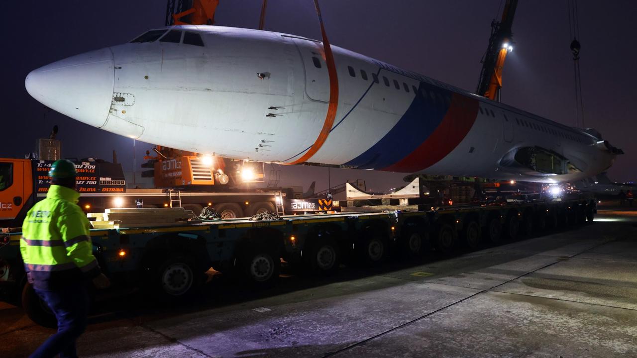 Príprava na transport vyradeného prezidentského špeciálu TU -154 z Bratislavy do Liptovského Mikuláša.