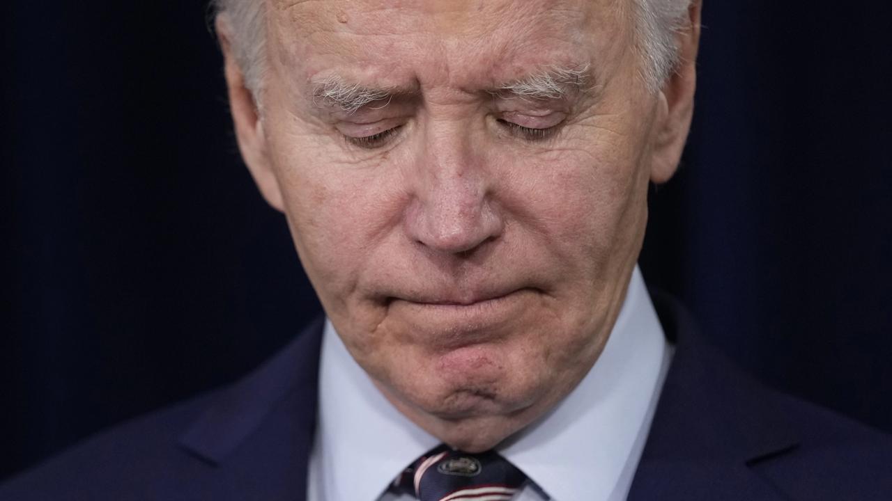 AZ5 Christiansted - Na snímke americký prezident Joe Biden reční o úmrtí bývalého prezidenta USA Jimmyho Cartera v meste Christiansted 29. decembra 2024. Americký prezident Joe Biden vyhlásil 9. január za deň štátneho smútku za zosnulého Jimmyho Cartera. Niekdajší prezident USA, ktorý v nedeľu zomrel vo veku 100 rokov, podľa slov Bidena "nežil život meraný slovami, ale skutkami". FOTO TASR/AP 

President Joe Biden pauses as he speaks about the death of former President Jimmy Carter Sunday, Dec. 29, 2024, at the Company House Hotel in Christiansted, St. Croix, U.S. Virgin Islands. (AP Photo/Susan Walsh)