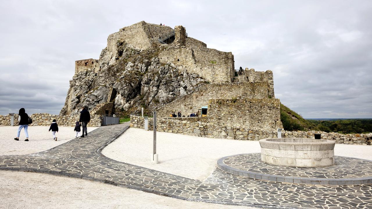 Hrad na skale nad dvoma riekami pôsobí majestátne.