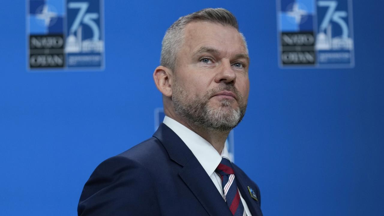 Slovenský prezident Peter Pellegrini hovorí počas príchodu na summit NATO vo Washingtone v stredu 10. júla 2024. 