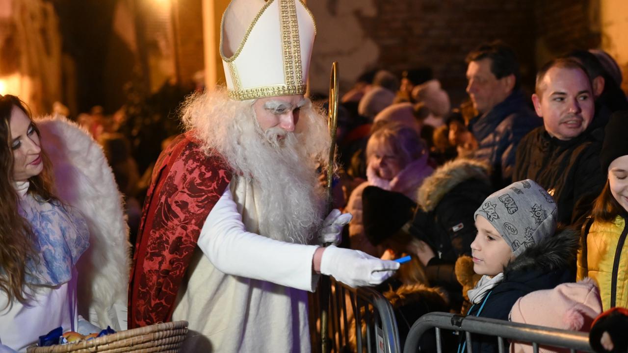 Na snímke Mikuláš rozdáva sladkosti deťom na Námestí sv. Mikuláša v Trnave večer v pondelok 5. decembra 2022. FOTO TASR - Lukáš Grinaj