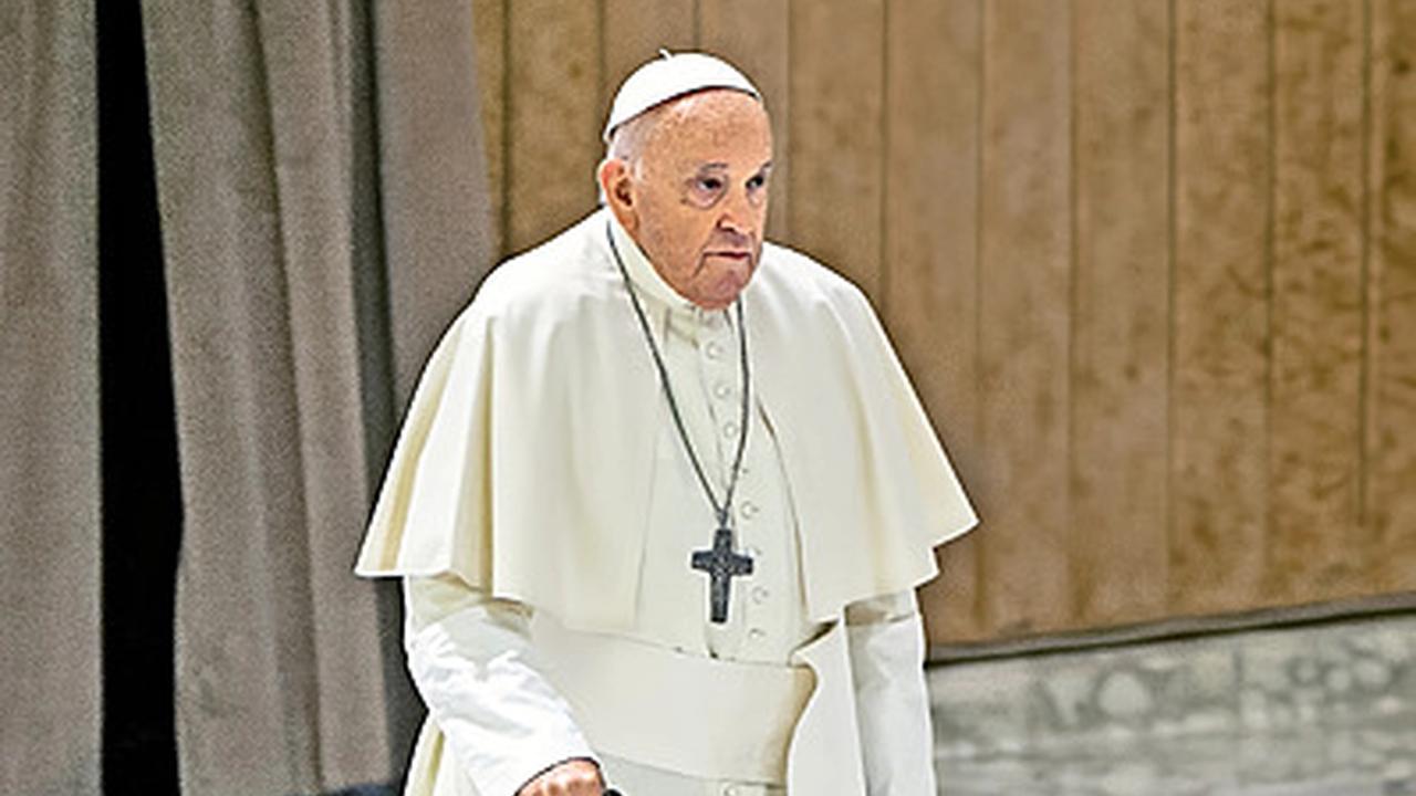 Pápež František stále uprednostňoval čierne topánky, ktoré nosil i v Argentíne ako jezuitský kňaz.