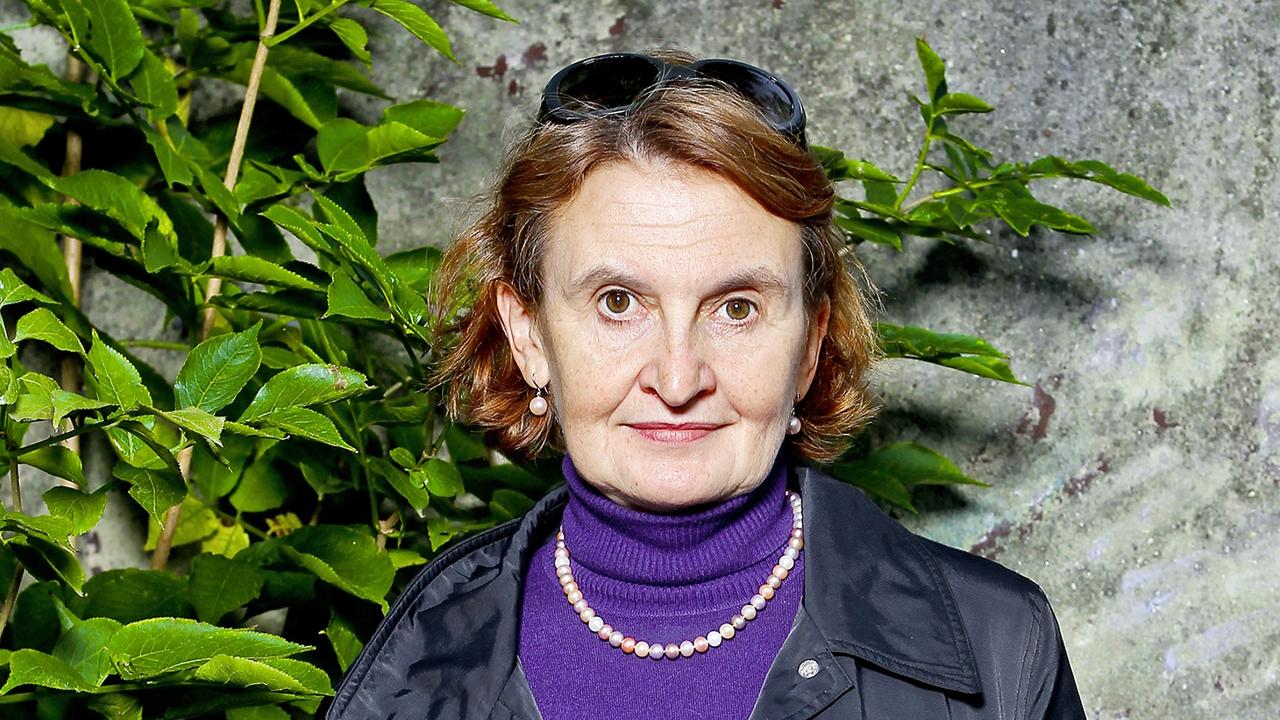 Česká herečka Eva Holubová má názor na svetovú politiku, českého prezidenta obdivuje a Slovákov ľutuje.
