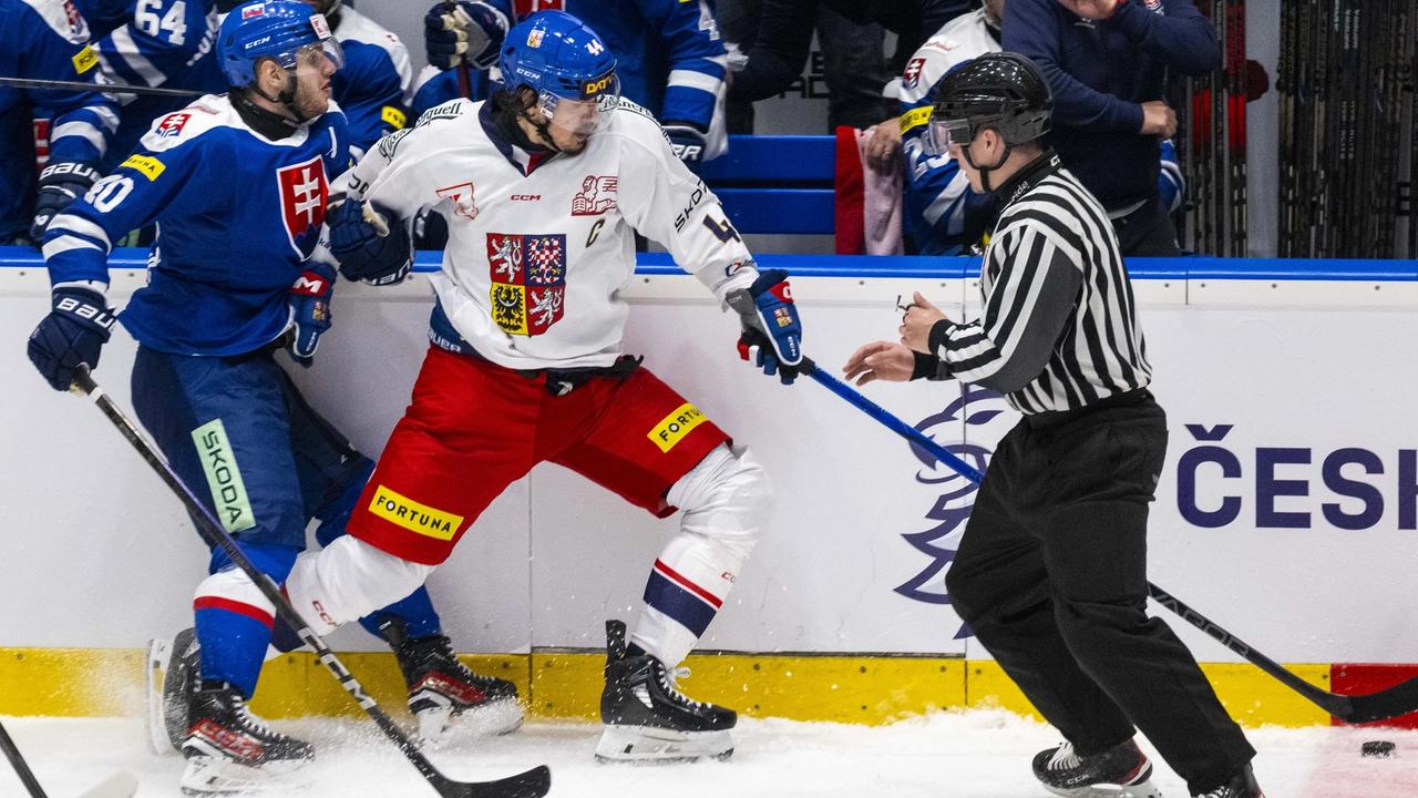 Na snímke zľava Miloš Roman (Slovensko) a Matěj Stránský (Česko) počas prípravného zápasu Česká republika - Slovensko v Ostrave vo štvrtok 24. apríla 2025. Oba tímy sa pripravujú na májový svetový hokejový šampionát v Štokholme a Herningu. FOTO TASR - Jakub Kotian