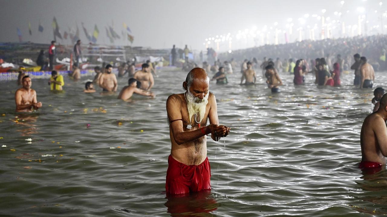 Kumbh méla - hinduistická púť v indickom meste Prajágrádž sa začala tento týždeň. 