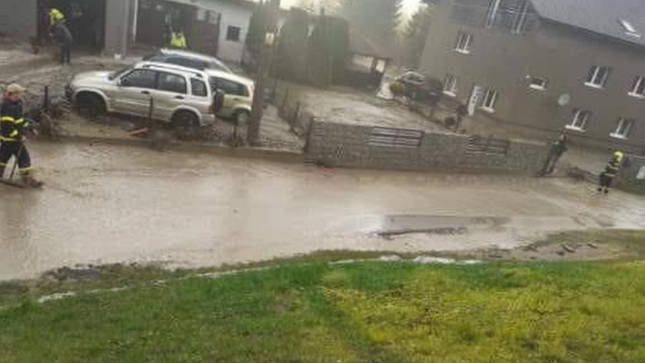 Oravou sa v utorok popoludní prehnala intenzívna búrka, ktorej následky v obci Babín v okrese Námestovo pomáhajú odstraňovať aj hasiči.