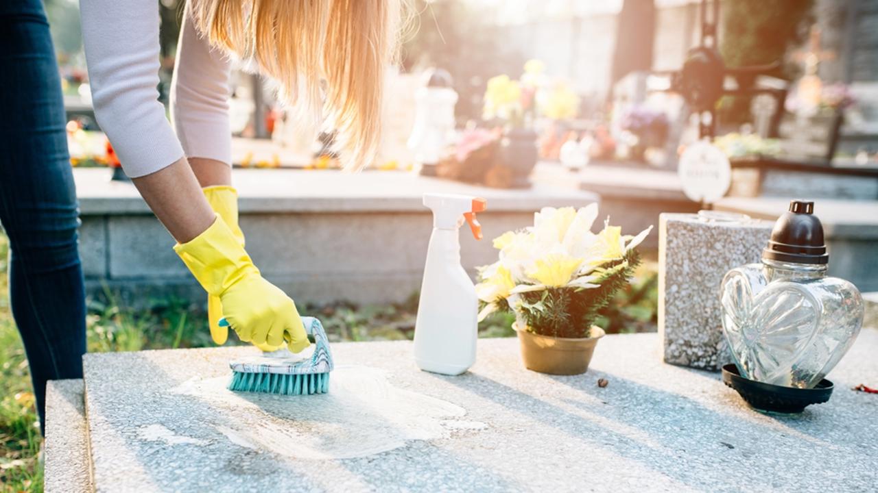 Tieto metódy sú šetrné k životnému prostrediu a pomôžu udržať náhrobky čisté bez použitia agresívnych chemikálií.