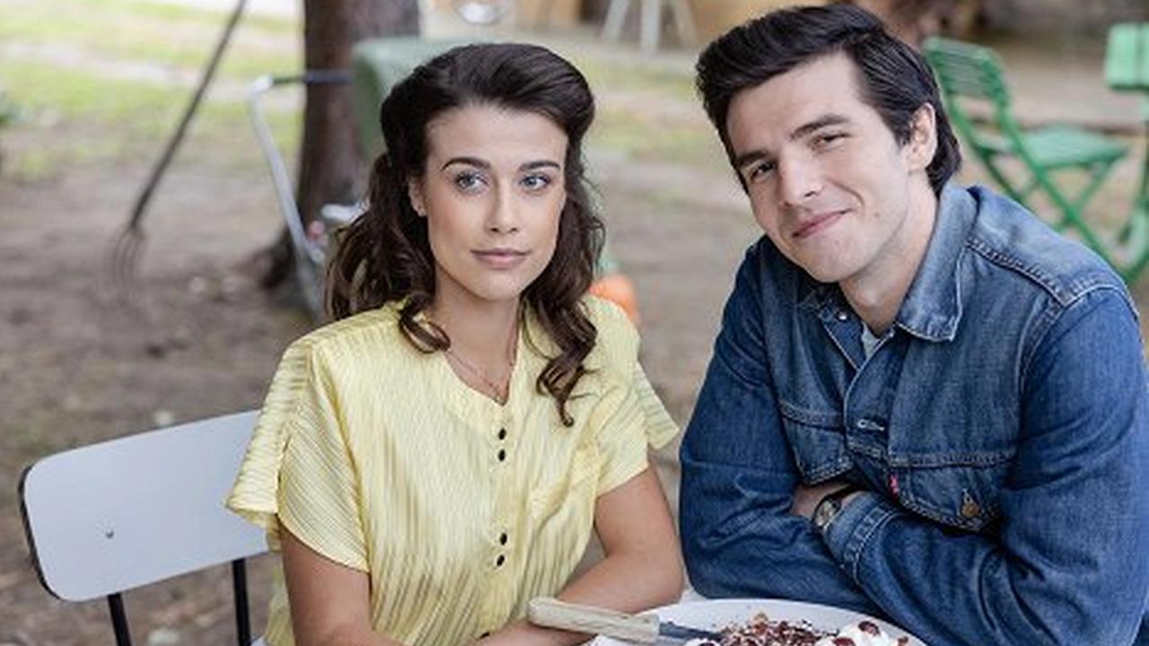 Adriana Brnčalová ako uhladená súdružka učiteľka Zuzana Fraňová a Kristián Baran ako telocvikár Michal Andráš.
