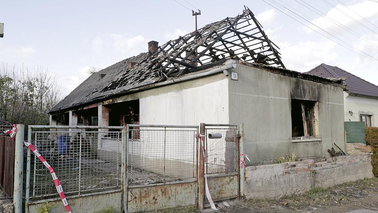 Takmer do tla. Z interiéru obydlia po vyčíňaní plameňov veľa nezostalo.