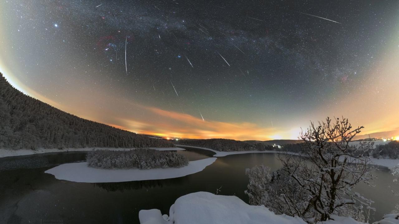 Petr Horálek odfotil maximum meteorického roja Geminidy v roku 2018 nad Sečskou priehradou.