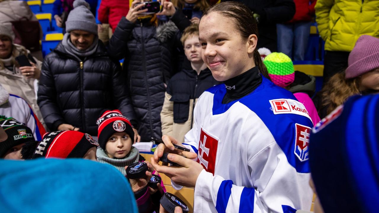 Nela Lopušanová sa po záverečnom zápase predkvalifikácie žien na ZOH 2026 v Piešťanoch so Slovinskom 14:0 urobila šťastnými desiatky fanúšikov, ktorým podpisovala všelijaké predmety.