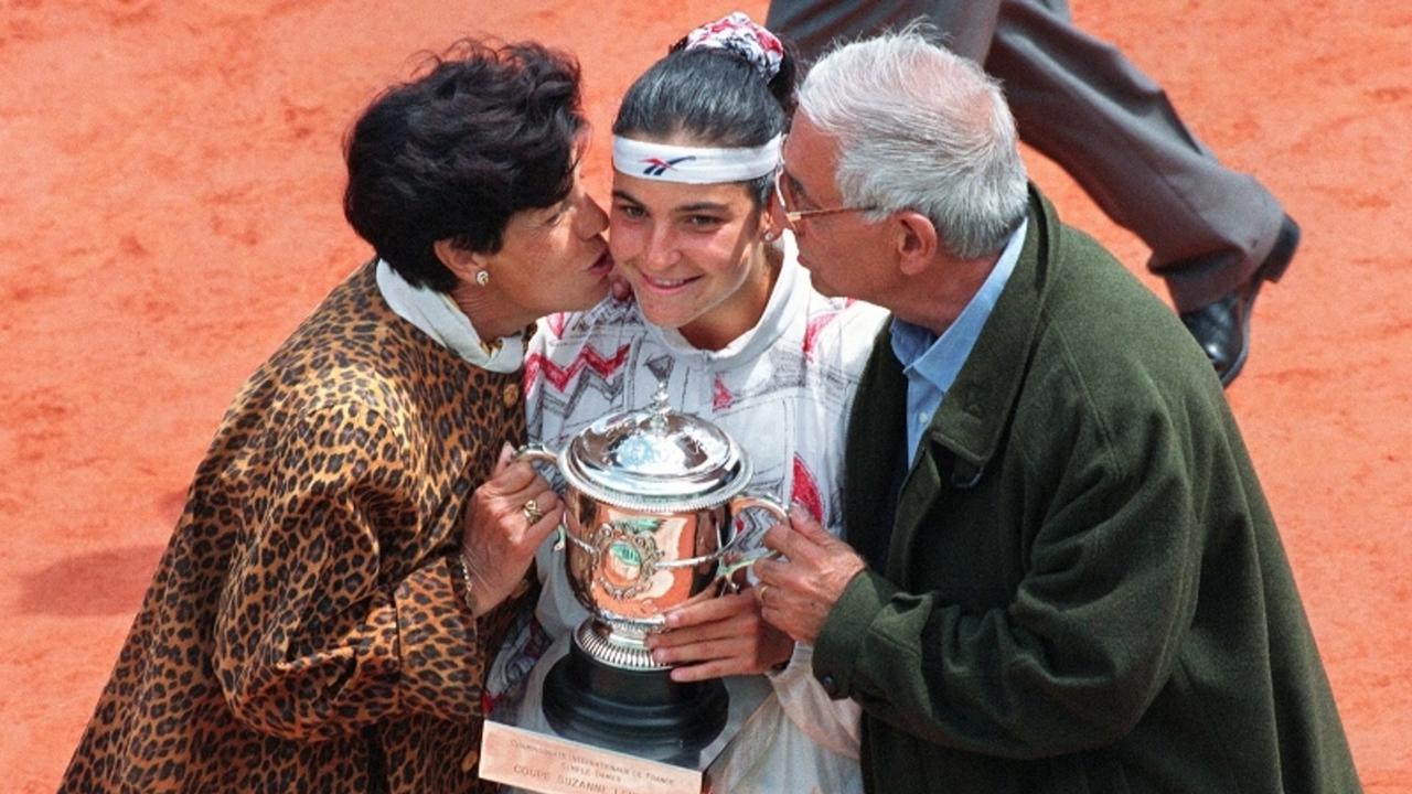 V čase, keď to v rodine fungovalo ako malo. Fotografia je júna 1994. Arantxa Sanchezová-Vicariová prijíma gratulácie od rodičov po víťazstve na French Open v Paríži.