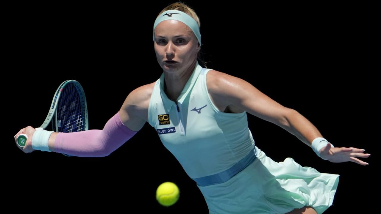 JB 8 Melbourne - Slovenská tenistka Rebecca Šramková odvracia úder Poľke Ige Swiatekovej v 2. kole dvojhry na grandslamovom turnaji Australian Open v Melbourne 16. januára 2025. FOTO TASR/AP

Rebecca Sramkova of Slovakia plays a forehand return to Iga Swiatek of Poland during their second round match at the Australian Open tennis championship in Melbourne, Australia, Thursday, Jan. 16, 2025. (AP Photo/Asanka Brendon Ratnayake)