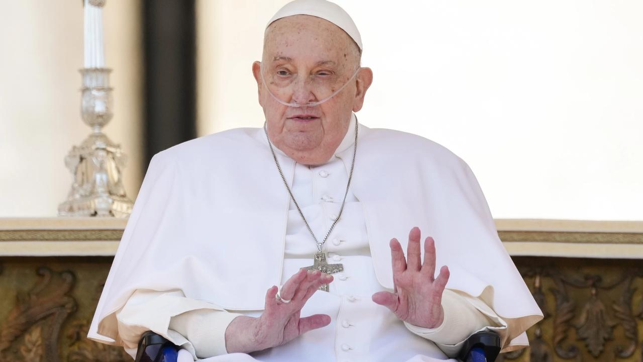 WA 18 Vatikán - Pápež František, ktorý sa po prvý raz od prepustenia z nemocnice objavil na verejnosti, zdraví veriacich na záver bohoslužby na Námestí sv. Petra vo Vatikáne v nedeľu 6. apríla 2025. FOTO TASR/AP 


Pope Francis arrives in a wheelchair at the end of a mass in St. Peter's Square at The Vatican, Sunday, April 6, 2025, part of the Jubilee of the sick and the health workers. (AP Photo/Andrew Medichini)