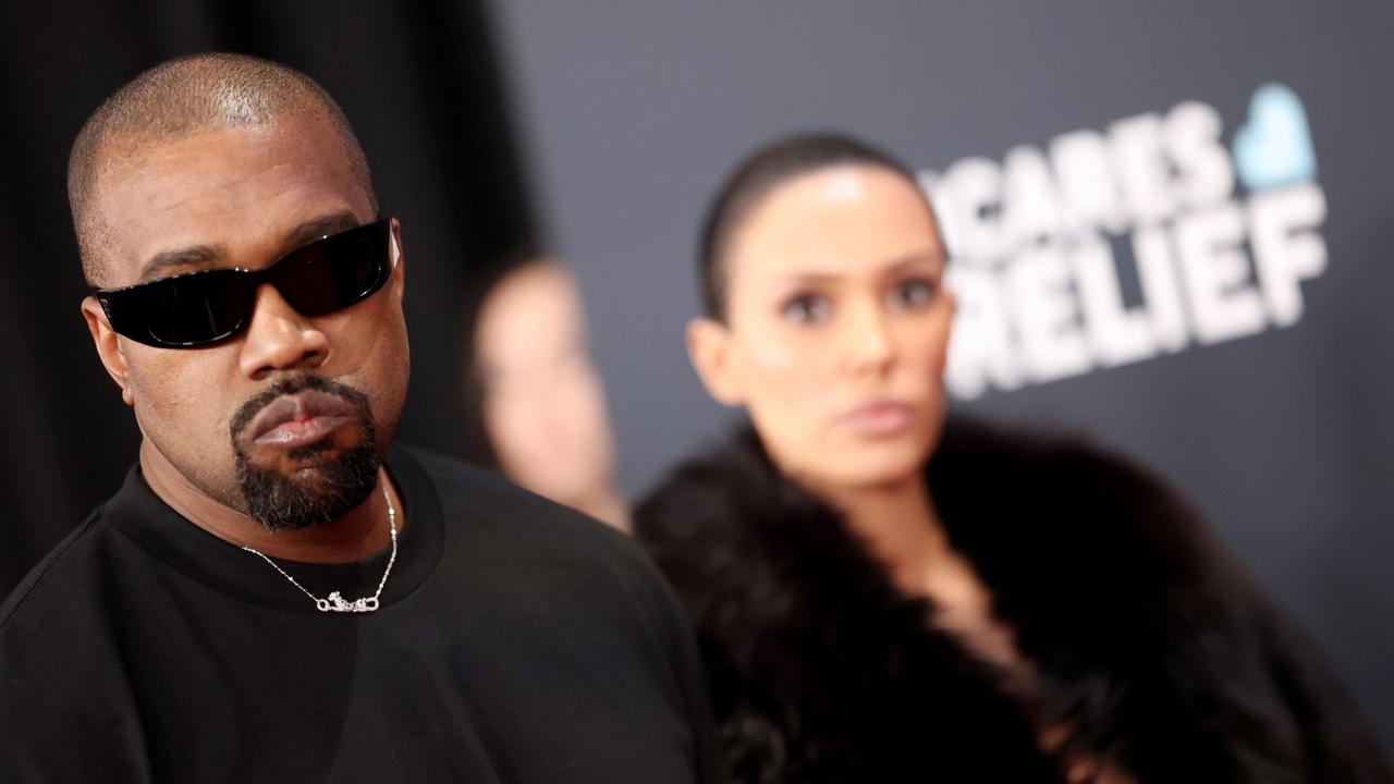 Kanye West sa už niekoľko týždňov zdržiava v luxusnom ústave pre liečbu duševných problémov v Španielsku. Aktuálne unikli informácie o raperovom zdravotnom stave.
