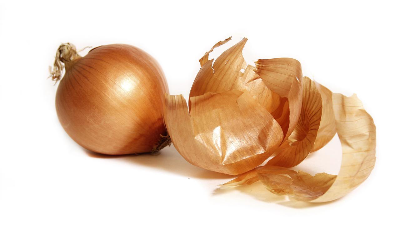 Cibuľové šupky dokážu zafarbiť aj vajíčka od jasne oranžovej cez červenú až po tmavú červenohnedú farbu.